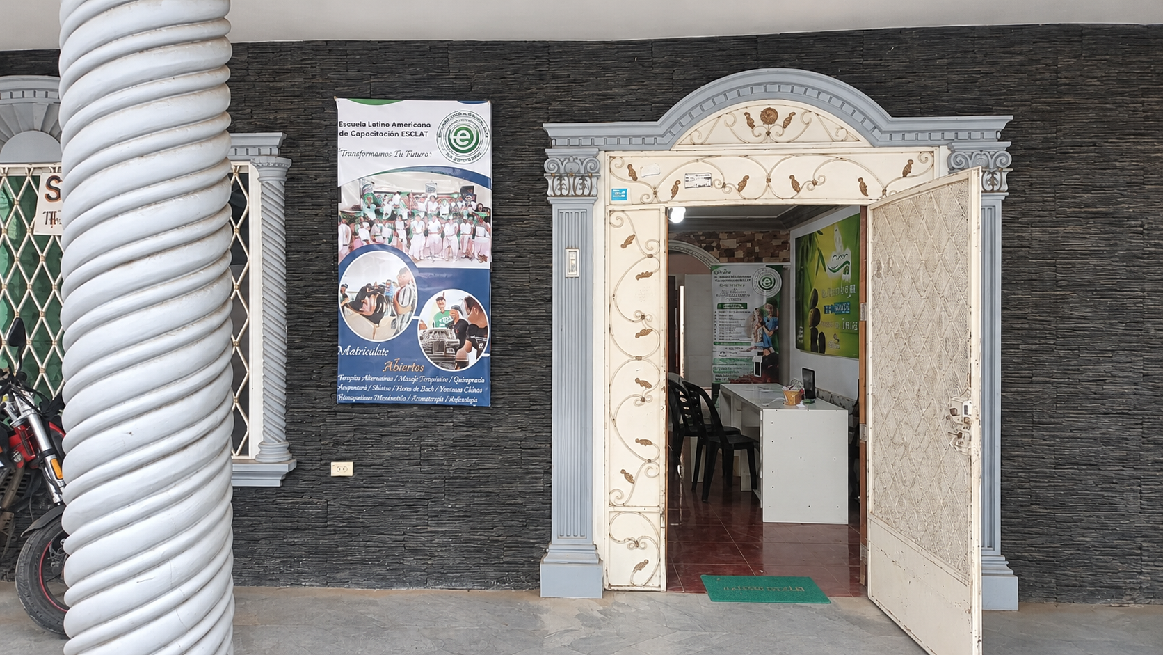 Fachada de la sede ESCLAT Rocafuerte